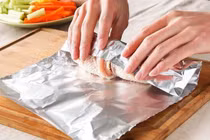 Sai lầm khi dùng giấy bạc chế biến đồ ăn gây hại sức khoẻ