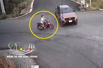Kinh hoàng cảnh người đàn ông đâm ngang hông ô tô ở ngã tư