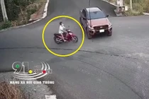Kinh hoàng cảnh người đàn ông đâm ngang hông ô tô ở ngã tư