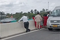 Rước dâu đúng ngày lễ 'tắc đường', hai bên gia đình đành "bất lực"