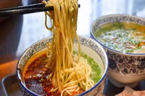 Ghé hàng ăn bún 3 thanh niên nhận kết quả dương tính với ma túy