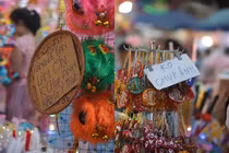 Tấm biển “lạ” trên phố Hàng Mã dịp Trung thu khiến netizen tranh cãi