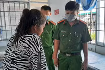 Hai cảnh sát nhảy xuống kênh cứu cô gái tự tử