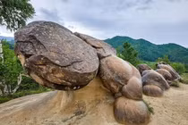 Những tảng đá bí ẩn biết ‘sinh nở’ ở Romania