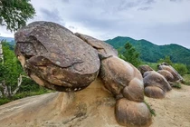 Những tảng đá bí ẩn biết ‘sinh nở’ ở Romania