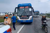 Tạm giữ ôtô, truy vết 50 hành khách trở về từ vùng dịch