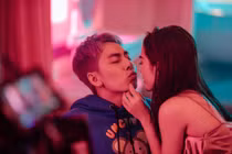 Hóa “sugar baby”, single mom đắt giá nhất showbiz gây sốt 