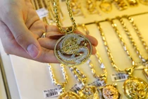 Giá vàng hôm nay 5/7: Đảo chiều đi lên, áp lực còn nhiều