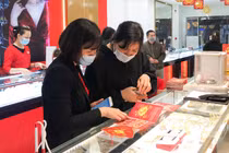 Giá vàng quá đắt, cầu may vía Thần Tài 2022 phân vân mua ít hay nhiều