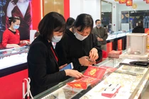 Giá vàng quá đắt, cầu may vía Thần Tài 2022 phân vân mua ít hay nhiều