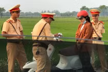 Bị “tóm“ vì phạm luật giao thông, cô gái cưới luôn anh cảnh sát