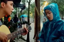 Video: Nữ sinh Huế ngồi đàn hát giữa trời mưa lũ “gây bão“