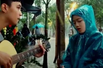 Video: Nữ sinh Huế ngồi đàn hát giữa trời mưa lũ “gây bão“