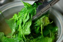 Loại rau cần phải chần trước khi nấu, bận mấy cũng không thể bỏ qua