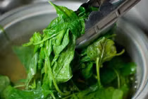 Loại rau cần phải chần trước khi nấu, bận mấy cũng không thể bỏ qua