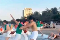 Xác minh nhóm du khách cởi áo ngực "team building" trên biển Cửa Lò