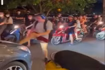 Xôn xao clip cô gái lao ra đường chặn đầu ô tô ở hồ Tây 