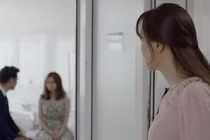 Lên thăm chồng, vợ sốc nặng bỏ chạy khi chứng kiến cảnh tượng trong nhà