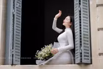 “Hot girl áo dài Sài thành” thả dáng bên cúc họa mi đầu mùa