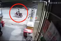 Video: Tự ngã xuống đường, người đàn ông bị xe ben cán thương tâm