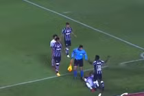 Video: Ăn vạ vụng về trước mặt trọng tài, thủ môn nhận ngay kết đắng