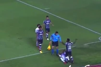 Video: Ăn vạ vụng về trước mặt trọng tài, thủ môn nhận ngay kết đắng