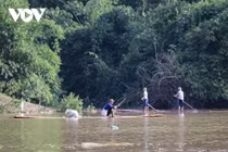 Nước sông đục ngầu do nước lũ, dân vẫn đánh bắt cá 