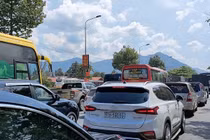 Video: Nghìn xe xếp kín đèo ngoằn ngoèo, mắc võng nằm chờ lên Đà Lạt