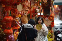 Giới trẻ sống ảo "cháy máy" phố Hàng Mã trước Tết Nguyên Đán