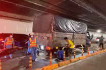 Xe tải nổ lốp trong hầm sông Sài Gòn, đại lộ Võ Văn Kiệt ùn ứ 