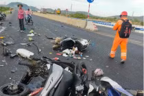 Con 16 tuổi lái ô tô gây tai nạn liên hoàn, khởi tố cả 2 cha con