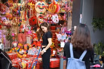 Nam thanh, nữ tú nhộn nhịp check-in "phố Trung thu" Hàng Mã