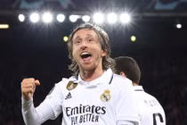 Tả xung hữu đột ở tuổi 37, Luka Modric được fan Liverpool vỗ tay