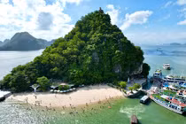 Hòn đảo nằm nghiêng lạ mắt, khách rủ nhau giải nhiệt ở Hạ Long