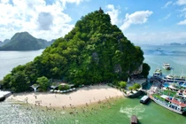 Hòn đảo nằm nghiêng lạ mắt, khách rủ nhau giải nhiệt ở Hạ Long