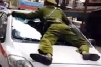 Xem xét đình chỉ nữ cán bộ Sở hất cảnh sát lên nắp capô