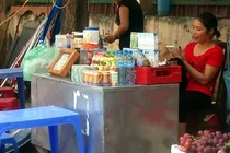 Sau “giờ G”, quán cóc vô tư bán thuốc lá lẻ