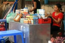 Sau “giờ G”, quán cóc vô tư bán thuốc lá lẻ