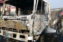 Xe tải cháy như đuốc, trơ sắt trên cầu Thanh Trì 