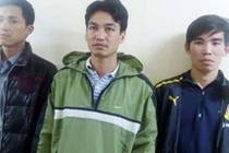 Bắt khẩn cấp ba đối tượng cản trở xe cứu thương