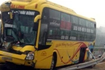 Xe giường nằm đâm xe tải trên cao tốc Nội Bài - Lào Cai