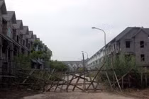 Xót xa biệt thự siêu sang biến thành “ao tù” giữa HN