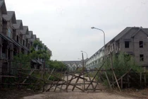 Xót xa biệt thự siêu sang biến thành “ao tù” giữa HN