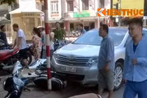 Gây xong tai nạn, tài xế ô tô vẫn ngủ say sưa