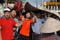 Hết vé CK U19, fan đạp đổ tan hoang tường rào trụ sở VFF