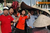 Hết vé CK U19, fan đạp đổ tan hoang tường rào trụ sở VFF