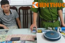 Bắt một người TQ tự in thẻ ATM giả rút tiền ngân hàng
