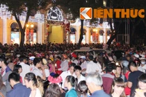 Dòng người ùn ùn vào trung tâm TP HCM, Hà Nội đón Noel 2014