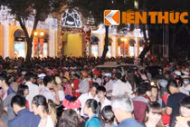 Dòng người ùn ùn vào trung tâm TP HCM, Hà Nội đón Noel 2014