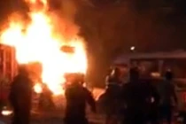 3 xe khách cháy dữ dội... trơ khung sắt ở HN